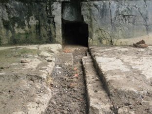 Những chiếc đinh và suy luận về cổng phụ cửa Nam thành nhà Hồ dinh-thanh-nha-ho-001